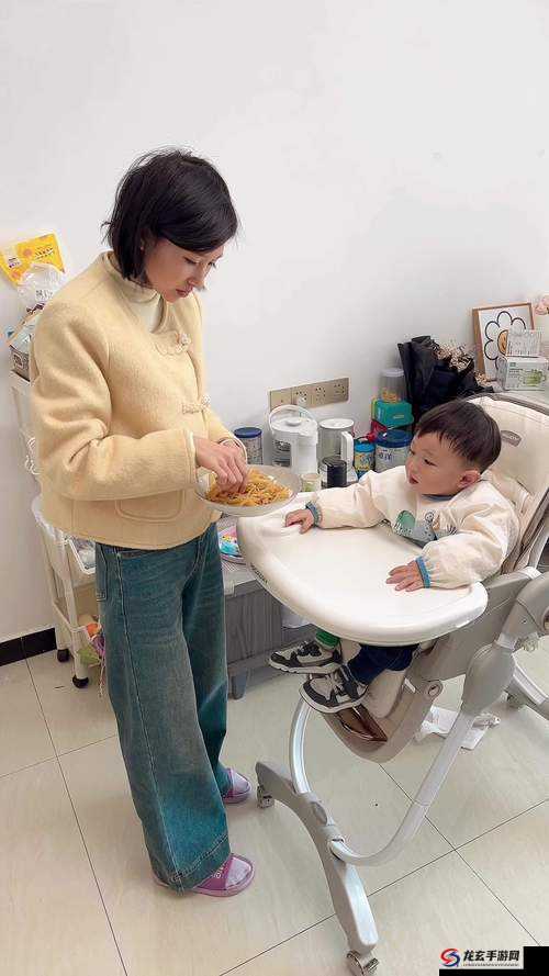 小孩半夜喂女孩吃困吧：一场温馨而神秘的夜间互动