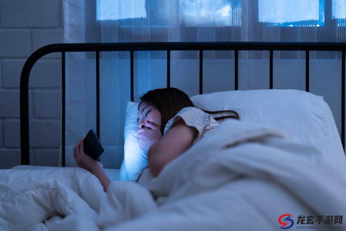 日本熟睡人妻的私密夜生活：丈夫不在的夜晚她在做什么